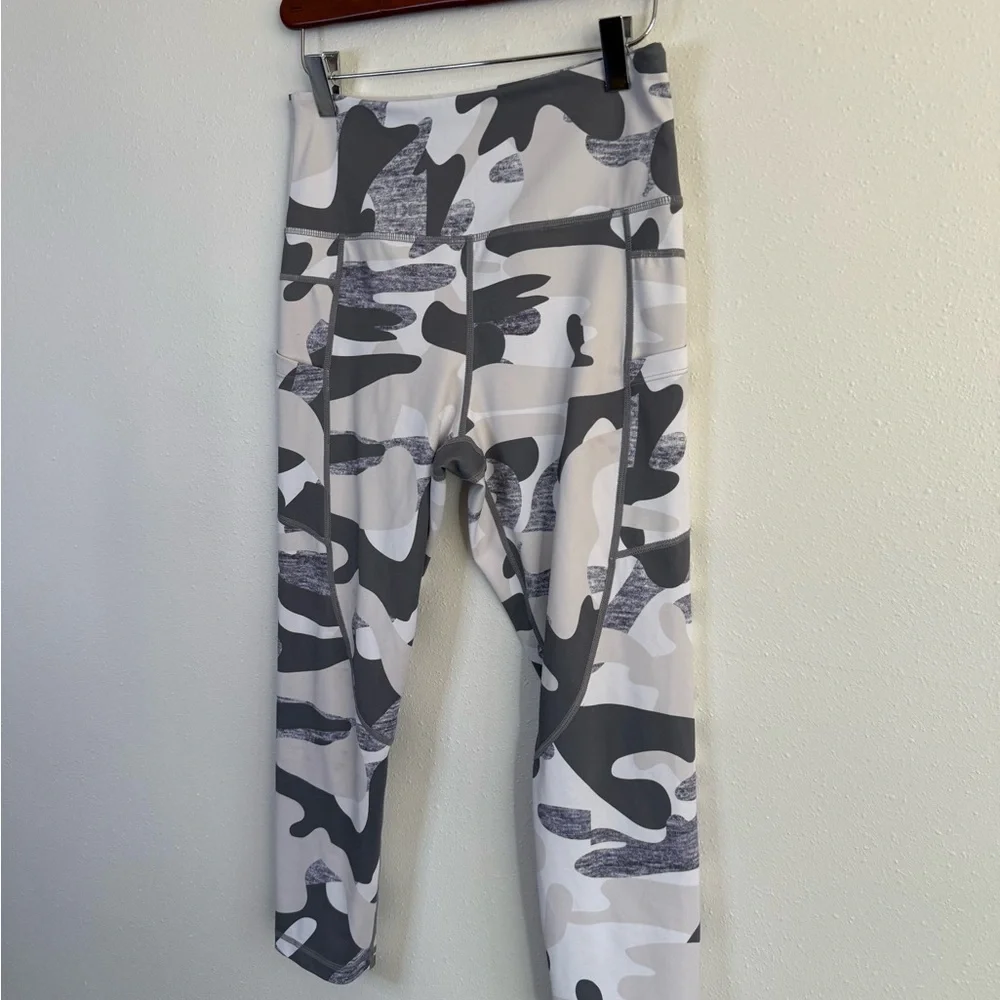 Zyia Active Camo High Rise Leggings 6-8 Athletic Workout - Picture 2 of 9